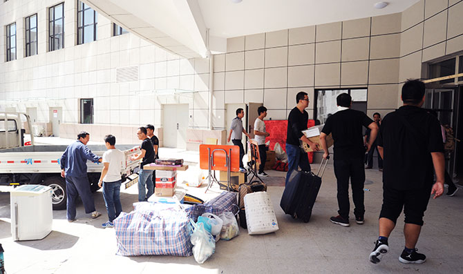 住宿职工高高兴兴地搬入新居